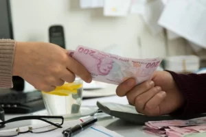 Borç Para Veren Hayırseverler, Borç Para Bulma Taktikleri